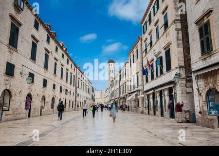 DUBROVNIK, KROATIEN - April 2018: Touristen am Stradun Straße in der Altstadt von Dubrovnik Stockfoto