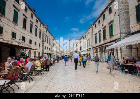 DUBROVNIK, KROATIEN - April 2018: Touristen am Stradun Straße in der Altstadt von Dubrovnik Stockfoto