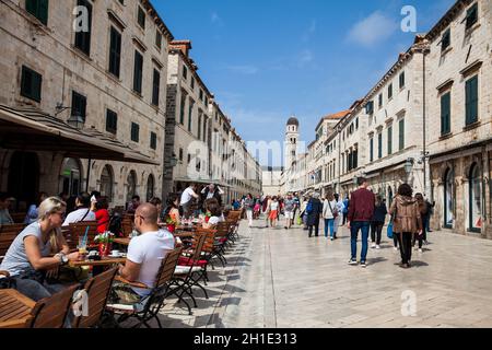 DUBROVNIK, KROATIEN - April 2018: Touristen am Stradun Straße in der Altstadt von Dubrovnik Stockfoto