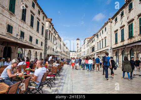 DUBROVNIK, KROATIEN - April 2018: Touristen am Stradun Straße in der Altstadt von Dubrovnik Stockfoto