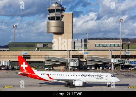 Zürich, Schweiz - 10. Februar 2020: Helvetic Airways Embraer 190 Flugzeug am Flughafen Zürich (ZRH) in der Schweiz. Stockfoto