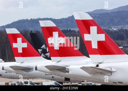 Zürich, Schweiz - 10. Februar 2020: Flugschwänze der Swiss Air Lines am Flughafen Zürich (ZRH) in der Schweiz. Stockfoto