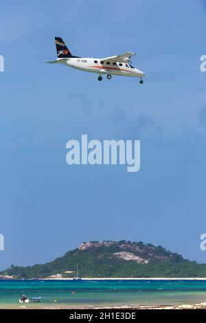 Praslin, Seychellen - 5. Februar 2020: Flugzeug ZIL Air Tecnam P2012 auf dem Flughafen Praslin (PRI) auf den Seychellen. Stockfoto