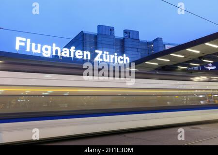 Zürich, Schweiz - 22. Februar 2018: Straßenbahn am Flughafen Zürich (ZRH) in der Schweiz. Stockfoto