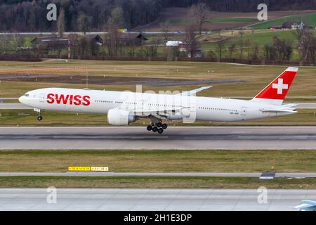 Zürich, Schweiz - 10. Februar 2020: Flugzeug der Swiss Air Lines Boeing 777 am Flughafen Zürich (ZRH) in der Schweiz. Boeing ist ein US-amerikanisches Flugzeugma Stockfoto