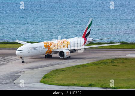 Mahe, Seychellen - 8. Februar 2020: Emirates Boeing 777-300er Flugzeug am Flughafen Mahe (SEZ) auf den Seychellen. Boeing ist ein amerikanisches Flugzeugmanufa Stockfoto