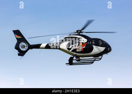 Praslin, Seychellen - 7. Februar 2020: Hubschrauber ZIL Air Airbus H120 am Flughafen Praslin (PRI) auf den Seychellen. Stockfoto