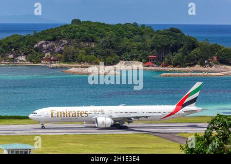 Mahe, Seychellen - 9. Februar 2020: Emirates Boeing 777-300er Flugzeug am Flughafen Mahe (SEZ) auf den Seychellen. Boeing ist ein amerikanisches Flugzeugmanufa Stockfoto