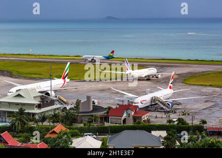 Mahe, Seychellen - 9. Februar 2020: Flugzeuge am Flughafen Mahe (SEZ) auf den Seychellen. Stockfoto