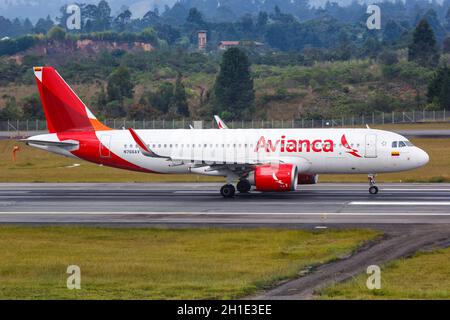 Medellin, Kolumbien - 27. Januar 2019: Flugzeug Avianca Airbus A320 auf dem Flughafen Medellin Rionegro (MDE) in Kolumbien. Airbus ist ein europäisches Flugzeugmanu Stockfoto