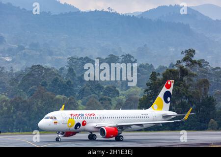 Medellin, Kolumbien - 27. Januar 2019: Flugzeug Vivaaair Airbus A320 auf dem Flughafen Medellin Rionegro (MDE) in Kolumbien. Airbus ist ein europäisches Flugzeugmanu Stockfoto