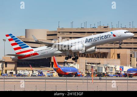 Phoenix, Arizona - 8. April 2019: Boeing 757-200 der American Airlines am Flughafen Phoenix Sky Harbor (PHX) in Arizona. Stockfoto