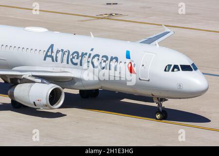 Phoenix, Arizona - 8. April 2019: Airbus A320 von American Airlines am Flughafen Phoenix Sky Harbor (PHX) in Arizona. Stockfoto