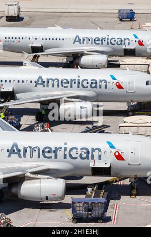 Phoenix, Arizona - 8. April 2019: Airbus A320-Flugzeuge der American Airlines am Flughafen Phoenix Sky Harbor (PHX) in Arizona. Stockfoto
