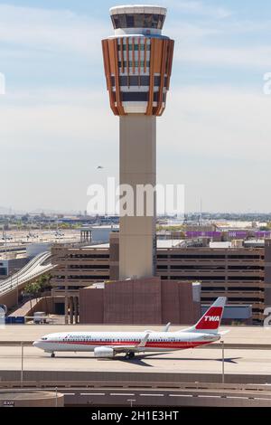 Phoenix, Arizona - 8. April 2019: Boeing 737-800 der American Airlines am Flughafen Phoenix Sky Harbor (PHX) in Arizona. Stockfoto