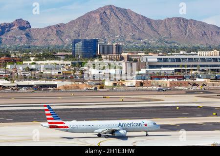 Phoenix, Arizona - 8. April 2019: Airbus A321 von American Airlines am Flughafen Phoenix Sky Harbor (PHX) in Arizona. Stockfoto