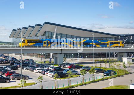 Danzig, Polen - 29. Mai 2019: Terminal und Zug am Flughafen Danzig (GDN) in Polen. Stockfoto