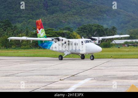 Praslin, Seychellen - 7. Februar 2020: Air Seychelles DHC-6-400 Twin Otter Airplane am Flughafen Praslin (PRI) auf den Seychellen. Stockfoto