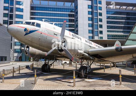 Hongkong, China - 20. September 2019: Cathay Pacific City Headquarters Douglas DC-3 Flugzeugflugzeug am Flughafen Hongkong (HKG) in China. Stockfoto