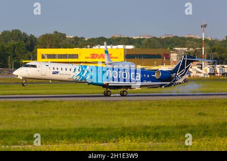 Warschau, Polen - 26. Mai 2019: Nordica Bombardier CRJ-900 Flugzeug am Flughafen Warschau (WAW) in Polen. Stockfoto