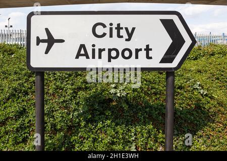 London, Großbritannien - 7. Juli 2019: Verkehrszeichen zum Flughafen London City (LCY) im Vereinigten Königreich. Stockfoto