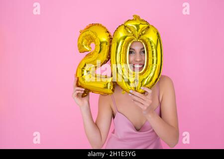Mädchen hält Folienballons in Form von Zahlen 20 zwanzig Prozent. Rabatte, Verkäufe und Cashback. Stockfoto