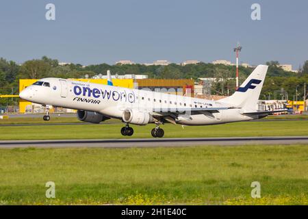 Warschau, Polen - 26. Mai 2019: Flugzeug Finnair Embraer 190 am Warschauer Flughafen (WAW) in Polen. Stockfoto