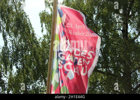 Die Flaggen der Landesgartenschau 2020 in Überlingen am Bodensee Flattern im Wind - die mehrmonative Veranstaltung steht wegen der Coronakrise vor dem Stockfoto