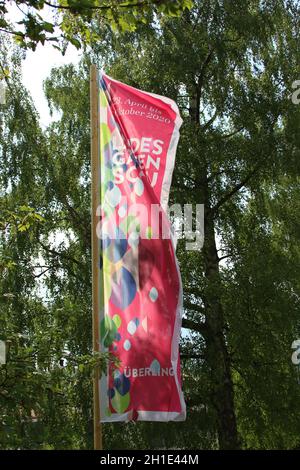 Die Flaggen der Landesgartenschau 2020 in Überlingen am Bodensee Flattern im Wind - die mehrmonative Veranstaltung steht wegen der Coronakrise vor dem Stockfoto