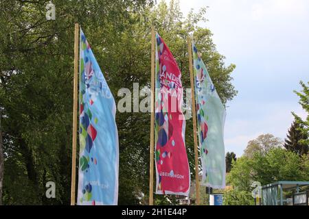 Die Flaggen der Landesgartenschau 2020 in Überlingen am Bodensee Flattern im Wind - die mehrmonative Veranstaltung steht wegen der Coronakrise vor dem Stockfoto