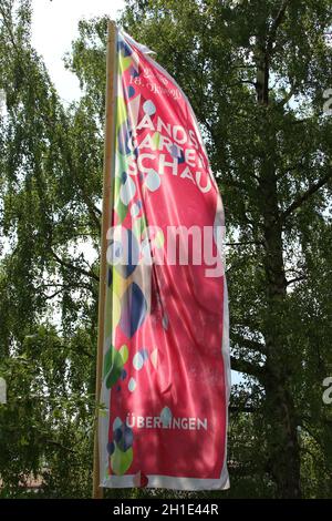 Die Flaggen der Landesgartenschau 2020 in Überlingen am Bodensee Flattern im Wind - die mehrmonative Veranstaltung steht wegen der Coronakrise vor dem Stockfoto