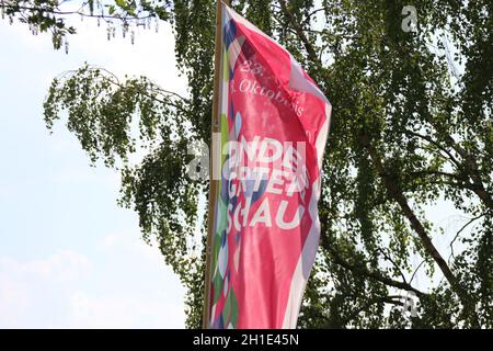 Die Flaggen der Landesgartenschau 2020 in Überlingen am Bodensee Flattern im Wind - die mehrmonative Veranstaltung steht wegen der Coronakrise vor dem Stockfoto