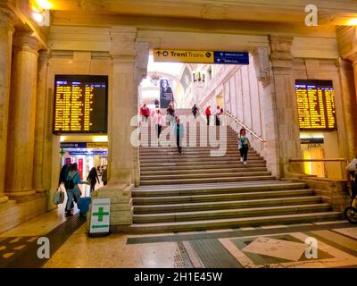 Mailand, Italien - 18. September 2019: Die Menschen am Mailänder Hauptbahnhof. Es wurde 1931 eröffnet, bedient nationale und internationale Routen und ist einer der Stockfoto