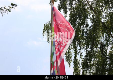 Die Flaggen der Landesgartenschau 2020 in Überlingen am Bodensee Flattern im Wind - die mehrmonative Veranstaltung steht wegen der Coronakrise vor dem Stockfoto