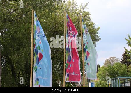 Die Flaggen der Landesgartenschau 2020 in Überlingen am Bodensee Flattern im Wind - die mehrmonative Veranstaltung steht wegen der Coronakrise vor dem Stockfoto