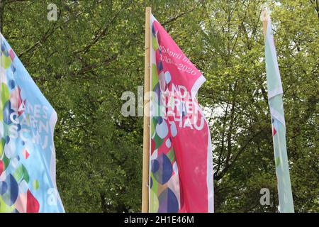 Die Flaggen der Landesgartenschau 2020 in Überlingen am Bodensee Flattern im Wind - die mehrmonative Veranstaltung steht wegen der Coronakrise vor dem Stockfoto