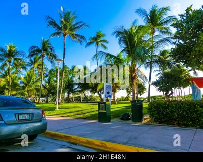 Miami, USA - 29. November 2019: Der Blick auf Miami Beach von der Straße an sonnigen Tagen