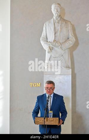 Prag, Tschechische Republik. Oktober 2021. Der Leiter des Präsidialamtes Vratislav Mynar spricht während einer Pressekonferenz im Zusammenhang mit der Krankenhauseinweisung von Präsident Milos Zeman am 18. Oktober 2021 auf der Prager Burg, Tschechische Republik. Quelle: VIT Simanek/CTK Photo/Alamy Live News Stockfoto