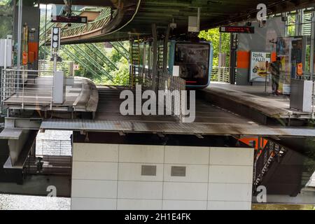 WUPPERTAL; NRW; DEUTSCHLAND - JULI 31; Wuppertal; NRW; Deutschland - Juli 31; 2017: Schwebebahn im Bahnhof Wuppertal Vohwinkel.die Hochbahn ist U Stockfoto
