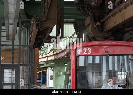 WUPPERTAL; NRW; DEUTSCHLAND - JULI 31; 2017: Wuppertal; NRW; Deutschland - Juli 31; 2017: Schwebebahn im Bahnhof Wuppertal Vohwinkel.die Hochbahn Stockfoto