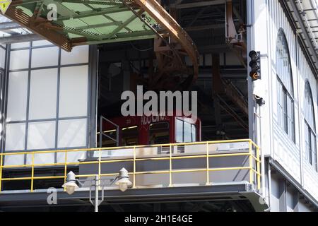 WUPPERTAL; NRW; DEUTSCHLAND - JULI 31; Schwebebahn im Bahnhof Wuppertal Vohwinkel.die Hochbahn wird für den öffentlichen Verkehr genutzt. Stockfoto