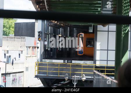 WUPPERTAL; NRW; DEUTSCHLAND - JULI 31; 2017: Wuppertal; NRW; Deutschland - Juli 31; 2017: Schwebebahn im Bahnhof Wuppertal Vohwinkel.die Hochbahn Stockfoto