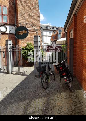 Lüneburg, Niedersachsen, Deutschland - 27. Juli 2018: Lüneburg - 27. Juli 2018: Restaurant Terrasse im Zentrum der Stadt Lüneburg im Hintergrund Stockfoto