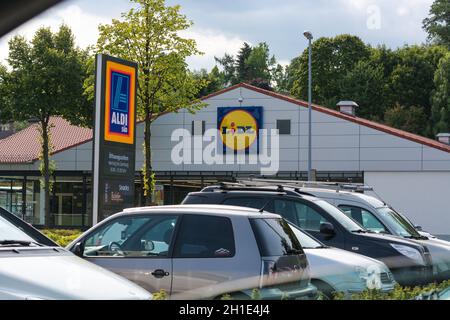 MÜLHEIM RUHR, NRW, DEUTSCHLAND - 21. AUGUST 2017: Mülheim Ruhr, NRW, Deutschland - 21. August 2017: Aldi und Lidl Supermarkt-Parkplatz in Mülheim in Mülh Stockfoto
