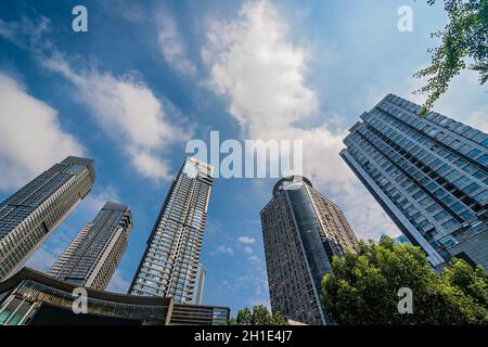 Chongqing, China - August 2019 : Moderne Gewerbe- und Business-Wolkenkratzer im Jiefangbei Bezirk in der Stadt Chongqing Stockfoto