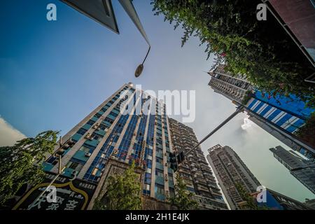 Chongqing, China - August 2019: hohes Hochhaus Wohngebäude im Stadtteil Jiefangbei in der Innenstadt von Chongqing Stadt Stockfoto