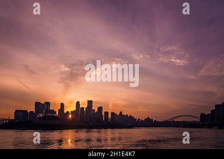 Chongqing, China - August 2019 : Blick auf die hohen Wohn- und Geschäftsgebäude in der Stadt Chongqing in der Dämmerung Stockfoto