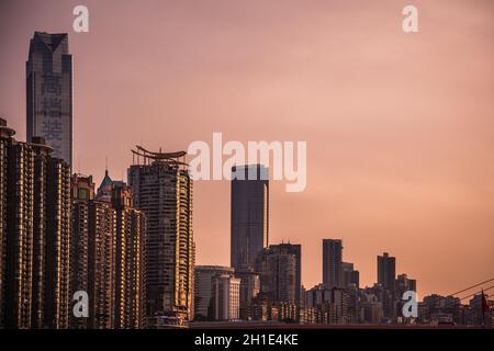 Chongqing, China - August 2019 : Blick auf die hohen Wohn- und Geschäftsgebäude in der Stadt Chongqing in der Dämmerung Stockfoto