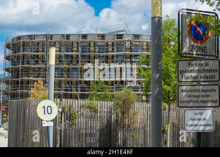 DESSAU - 05. AUGUST 2018: Umwelt, Glasfassade und Eingangsbereich des Umweltbundesamtes in Dessau Stockfoto