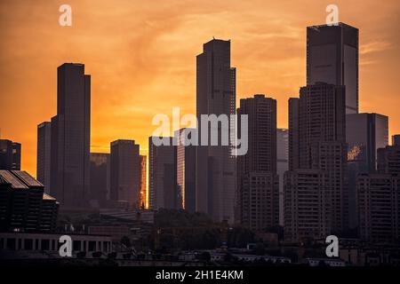Chongqing, China - August 2019 : Blick auf die hohen Wohn- und Geschäftsgebäude in der Stadt Chongqing in der Dämmerung Stockfoto